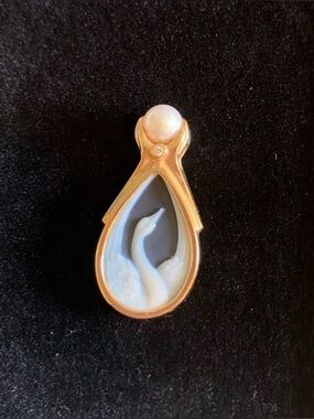 Rare Vintage Estate Solid 14K Yellow Gold Blue Agate Swan Cameo Pendant